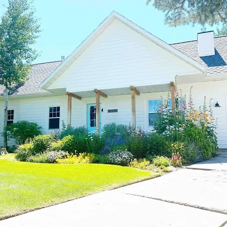 Charming Cottage On Half Acre In Heart Of Midway